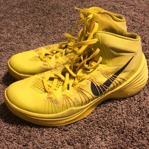 Yellow Nike hyperdunk basketball shoes